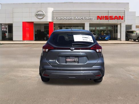 New 2025 Nissan Kicks Play S image 4