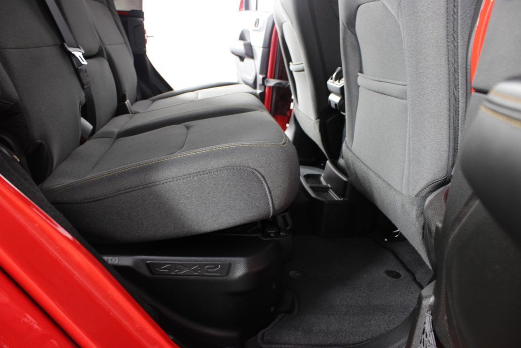 Used 2025 Jeep Wrangler Unlimited Sahara w/ Safety Group AWD/4WD image 18