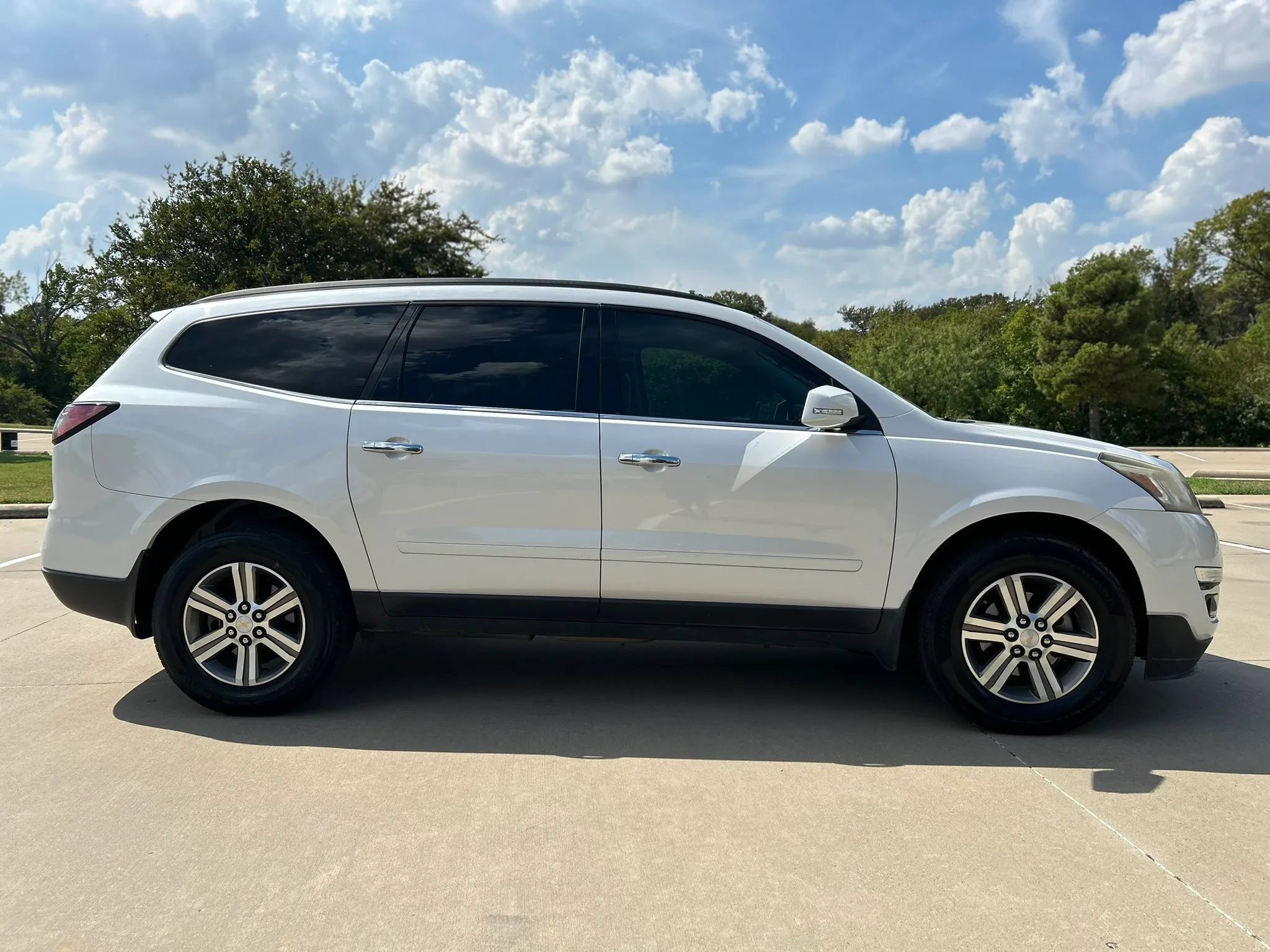 Used 2016 Chevrolet Traverse LT FWD image 5