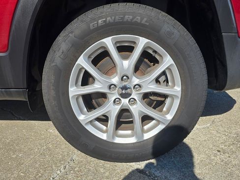 Used 2017 Jeep Cherokee Latitude w/ True North Edition AWD/4WD image 10