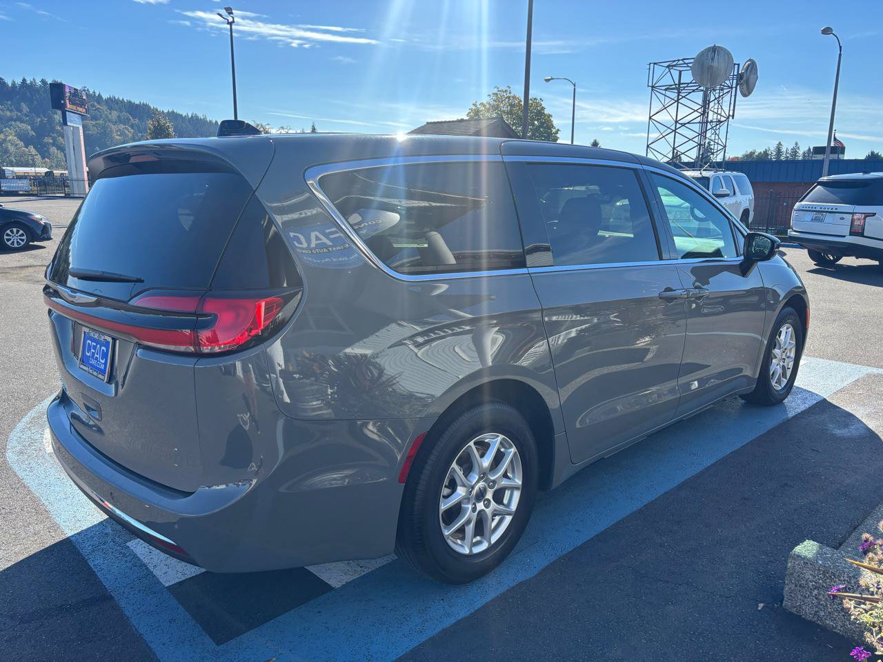 Used 2025 Chrysler Pacifica Select FWD image 5