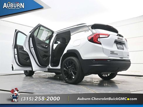 Used 2024 GMC Terrain SLE w/ Driver Convenience Package image 36