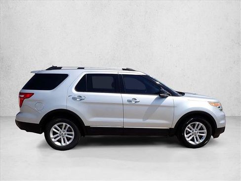 Used 2015 Ford Explorer XLT w/ Equipment Group 202B FWD image 5
