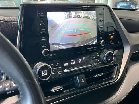 Used 2022 Toyota Highlander XLE AWD/4WD image 25
