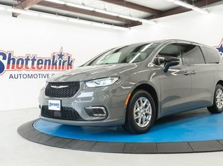 Used 2025 Chrysler Pacifica Select FWD video 1
