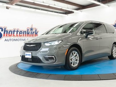 Used 2025 Chrysler Pacifica Select