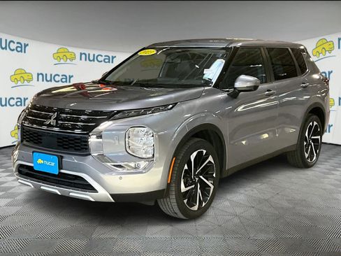 Used 2023 Mitsubishi Outlander SE image 3