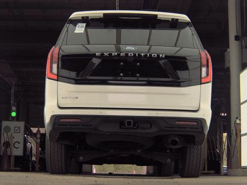 Used 2025 Ford Expedition Active AWD/4WD image 4