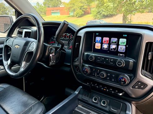 Used 2017 Chevrolet Silverado 1500 LTZ Z71 w/ LTZ Plus Package AWD/4WD image 12