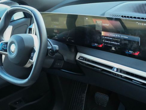 Used 2023 BMW iX xDrive50 w/ Premium Package image 6