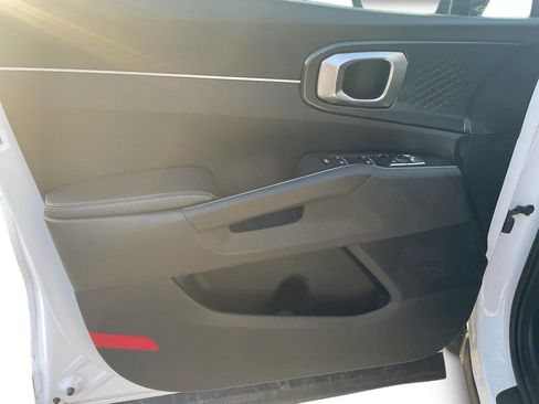 Used 2025 Kia Sorento S image 8