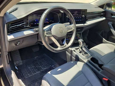 Used 2025 Volkswagen Jetta SE FWD image 16