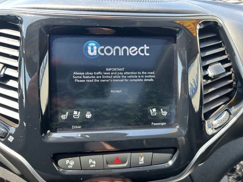Used 2019 Jeep Cherokee Overland w/ Technology Group AWD/4WD image 18