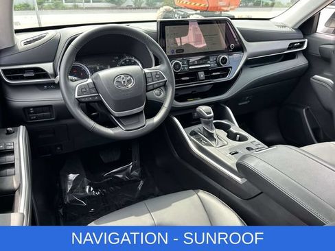 Used 2026 Toyota Highlander XLE AWD/4WD image 2