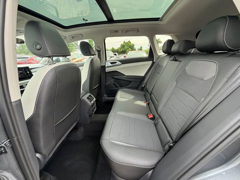 Used 2025 Volkswagen Taos SE w/ Panoramic Sunroof Package FWD image 23