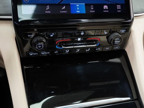 Certified 2025 Jeep Grand Cherokee Limited AWD/4WD image 36