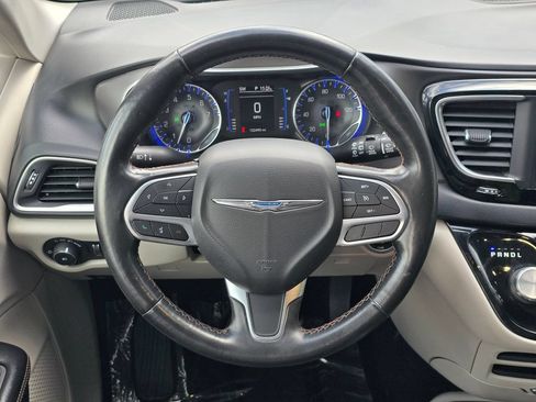 Used 2020 Chrysler Pacifica Touring-L FWD image 7