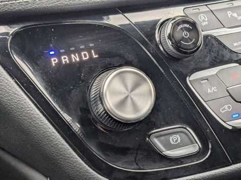 Used 2025 Chrysler Pacifica Limited image 15