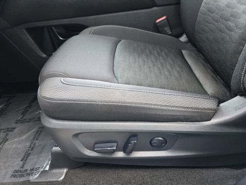 Used 2025 Nissan Pathfinder SV image 16