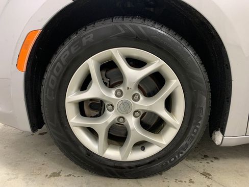 Used 2018 Chrysler Pacifica Touring-L Plus w/ Tire & Wheel Group image 25