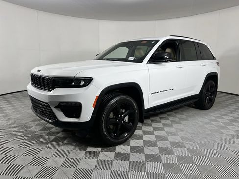 Certified 2024 Jeep Grand Cherokee Limited w/ Luxury Tech Group II image 9