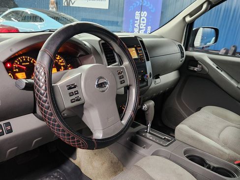 Used 2014 Nissan Frontier SV image 9