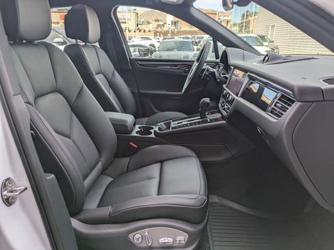 Used 2025 Porsche Macan image 25
