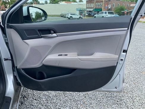 Used 2019 Hyundai Elantra SE FWD image 21