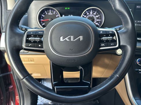 Certified 2023 Kia Carnival LX image 11