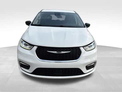 Used 2024 Chrysler Pacifica Touring-L FWD image 2