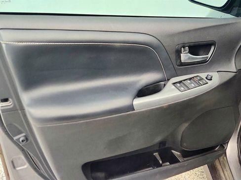 Used 2018 Toyota Sienna SE Premium image 11