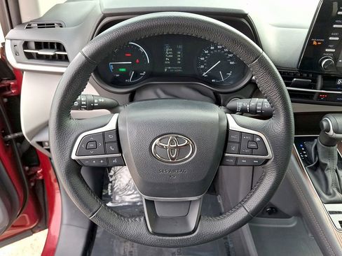 Used 2023 Toyota Sienna XLE image 19