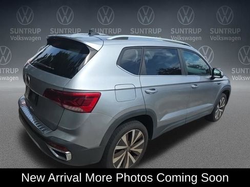 Used 2023 Volkswagen Taos SE w/ Panoramic Sunroof Package FWD image 3