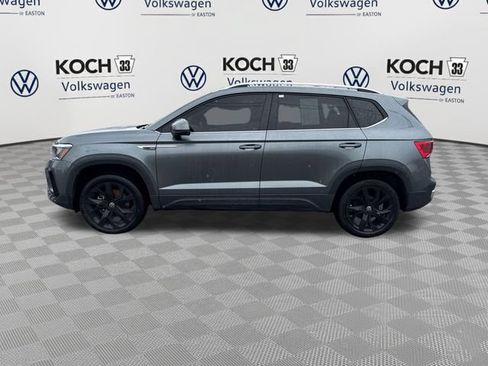 Used 2023 Volkswagen Taos SE w/ Panoramic Sunroof Package FWD image 4