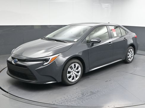 Used 2025 Toyota Corolla LE image 4