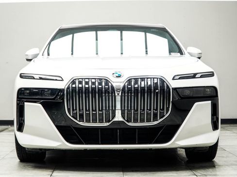 Used 2025 BMW 740i RWD image 8