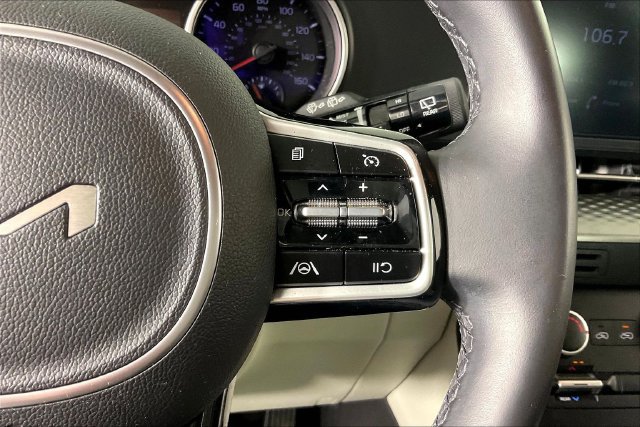 Used 2022 Kia Carnival LX FWD image 11