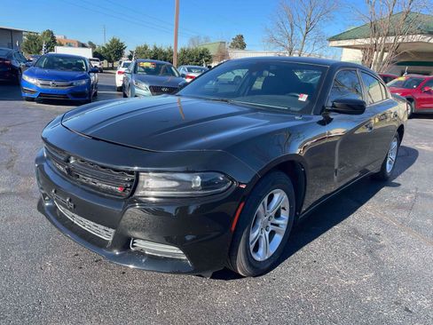 Used 2019 Dodge Charger SXT w/ Blacktop Package image 2
