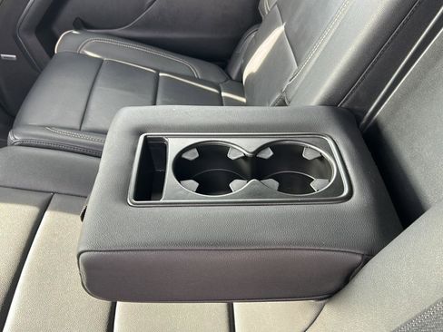 Used 2024 GMC Yukon XL SLT image 24