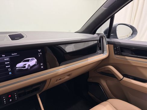 Certified 2025 Porsche Cayenne GTS AWD/4WD image 59