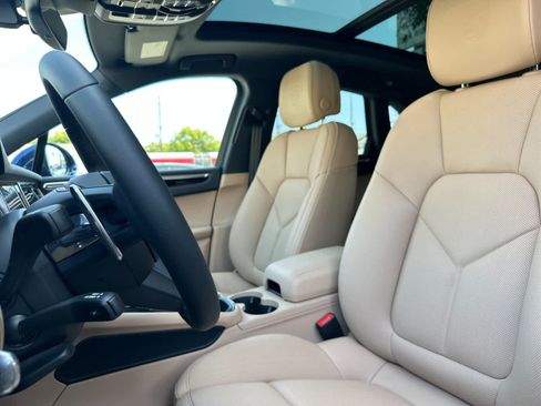 Certified 2025 Porsche Macan AWD/4WD image 5
