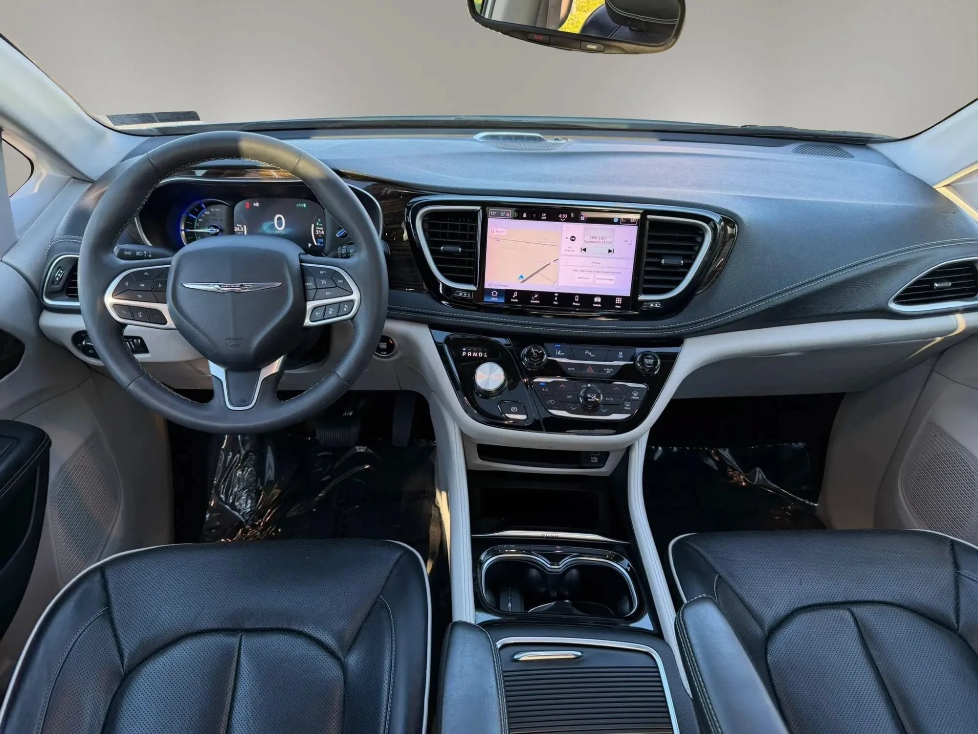 Used 2023 Chrysler Pacifica Limited w/ Uconnect Theater Family Group FWD image 40