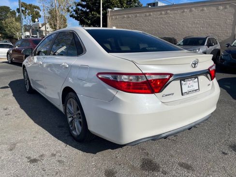 Used 2015 Toyota Camry SE image 3