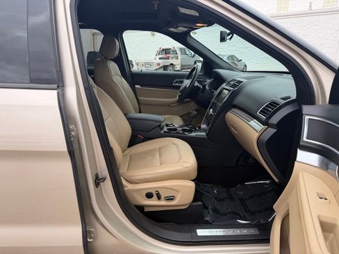 Used 2017 Ford Explorer Limited image 29
