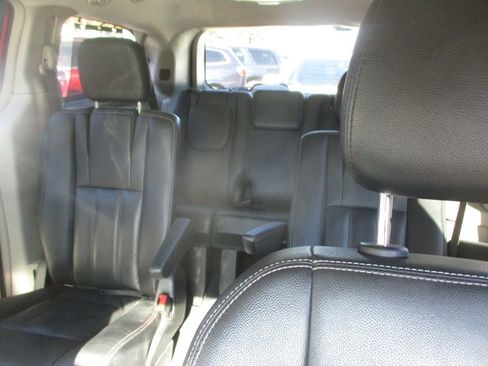 Used 2016 Chrysler Town & Country Touring-L image 11