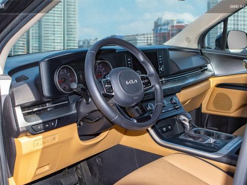 Used 2022 Kia Carnival LX image 11