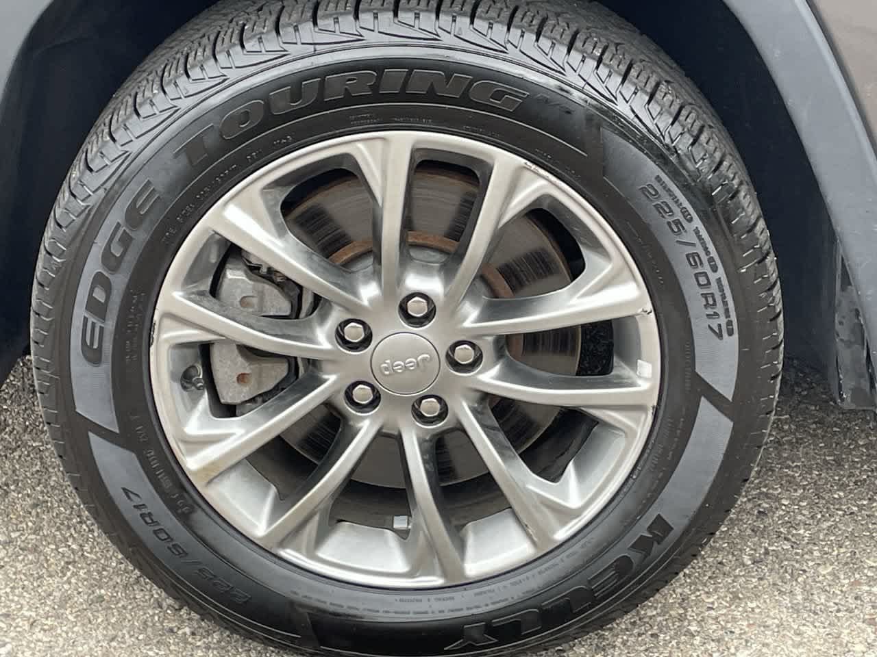 Used 2019 Jeep Cherokee Latitude Plus w/ Comfort/Convenience Group FWD image 31