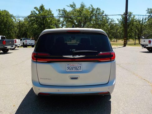 Used 2023 Chrysler Pacifica Touring-L image 8