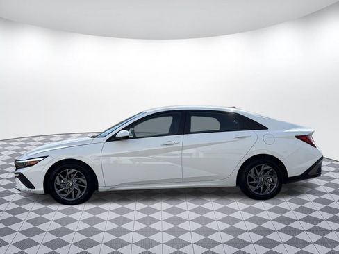 Used 2025 Hyundai Elantra Hybrid FWD image 4