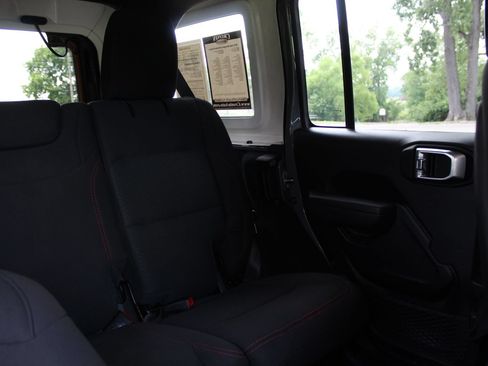 Used 2022 Jeep Wrangler Unlimited Rubicon w/ LED Lighting Group AWD/4WD image 15
